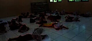 Tak Ada Kursi dan Meja, Murid SDN di Lebak Ini Belajar di Lantai