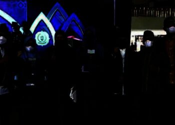 Bupati Pandeglang, Irna Narulita, didampingi jajarannya foto bersama dengan kafilah yang meraih juara III di MTQ XVIII tingkat Provinsi Banten, Sabtu (11/12/2021) malam. (ISTIMEWA)