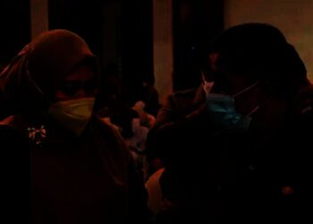 Bupati Pandeglang, Irna Narulita, berbincang dengan Kepala Bappeda Pandeglang, Utuy Setiadi, sesaat sebelum mengikuti rapat rancangan awal RKPD Banten, di salah satu hotel di Tangerang, Selasa (14/12/2021). (ISTIMEWA)