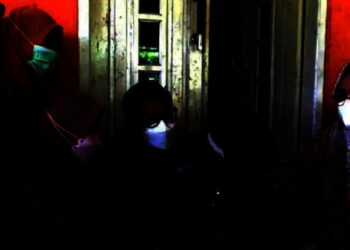 Wabup Pandeglang, Tanto Warsono Arban, mendampingi langsung warga yang sedang divaksin Covid-19, di kediamannya, di Kecamatan Cimanuk, Kamis (16/12/2021). (ISTIMEWA)
