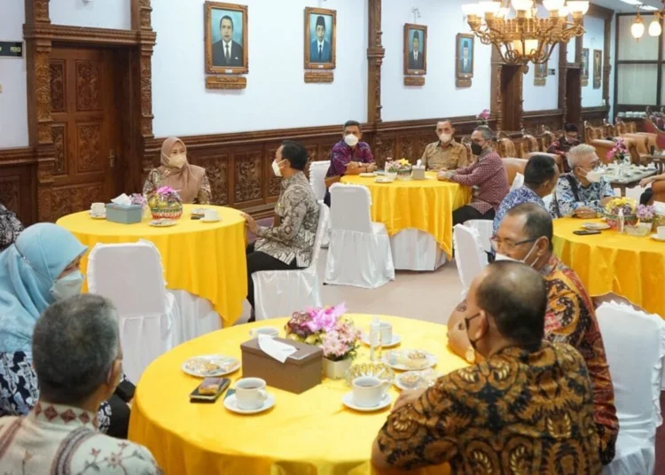 Bupati Pandeglang, Irna Narulita, bersama jajarannya sedang melakukan pertemuan dengan Pemkab Batang, Jawa Tengah, Jumat (17/12/2021). (ISTIMEWA)