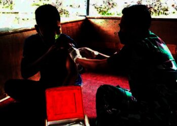 Seorang anggota NRP, sedang divaksin Covid-19, di acara anniversary ke-3 NRP, di Kelurahan Kabayan, Kecamatan Pandeglang, Kabupaten Pandeglang, Sabtu (18/12/2021). (ISTIMEWA)