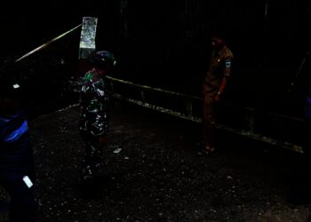 PENINJAUAN–Para pihak sedang meninjau jembatan ambruk dan putus, di Kampung Taraju Kebon, Desa Angsana, Kecamatan Angsana, Kabupaten Pandeglang, Selasa (21/12/2021). (ISTIMEWA)