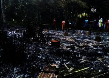 LUDES - Sebuah rumah milik warga di Kecamatan Cisata, Kabupaten Pandeglang, ludes terbakar, Senin (27/12/2021) malam. (ISTIMEWA)