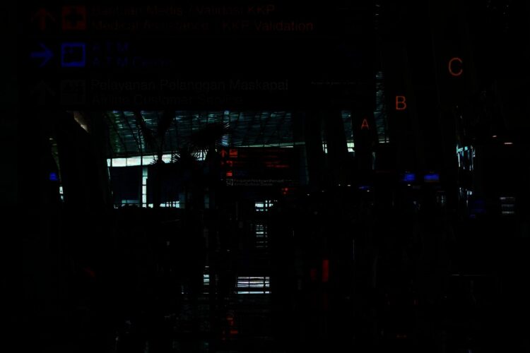 RUTE BARU: Calon penumpang pesawat berjalan di area Terminal 3 Bandara Soekarno Hatta. Bandara ini akan membuka dua rute baru pada tahun 2024. (DEDE KURNIAWAN/SATELITNEWS.ID)