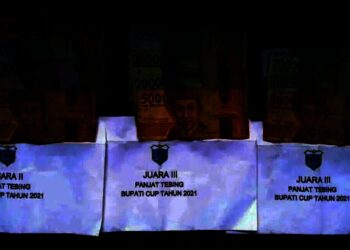 Amplop yang sebelumnya berisi uang, hadiah para juara Panjat Tebing Bupati Cup 2021. (ISTIMEWA)