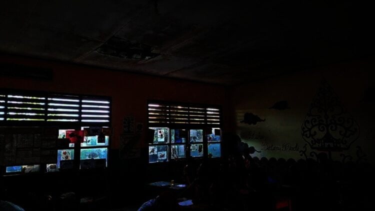 Atap Gedung SDN Karangharja 2 Jebol, Tetap Dipakai Belajar