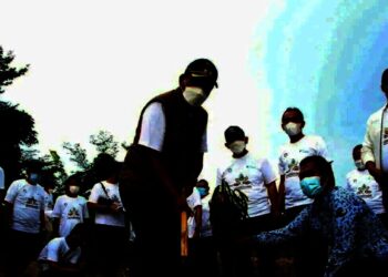Wabup Pandji Tirtayasa, secara simbolis menanam pohon di kawasan Bendungan Sindangheula, Sabtu (18/12/2021). (ISTIMEWA)