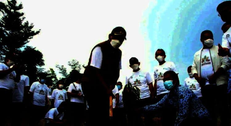 Wabup Pandji Tirtayasa, secara simbolis menanam pohon di kawasan Bendungan Sindangheula, Sabtu (18/12/2021). (ISTIMEWA)