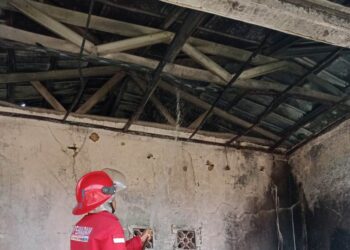 Tim Damkar Sektor Petir, melakukan penanganan kebakaran di gudang pakan ayam, di Kecamatan Kecamatan Tunjung Teja, Kabupaten Serang, Jumat (10/12/2021). (ISTIMEWA)