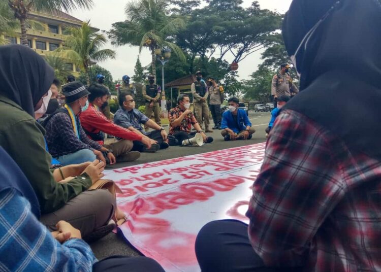 Ajukan Lima Tuntutan, Mahasiswa Demo Puspemkab Tangerang