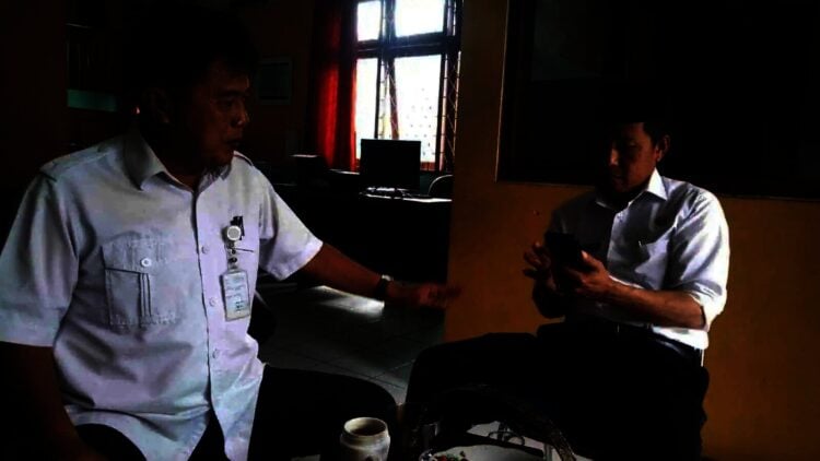 Kabid Kebudayaan Dindikbud Kabupaten Serang, Beni Kusnandar (Kiri), berbincang dengan Kasi Pembinaan Kesenian (Syarip Hidayat) mengenai kesenian wayang garing, di kantornya, Rabu (29/12/2021). (SIDIK/SATELITNEWS.ID)
