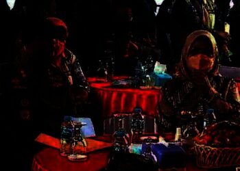 Kapolda Banten Irjen Pol Rudy Heriyanto Adi Nugroho dan Bupati Serang Ratu Tatu Chasanah, mendengarkan arahan Kapolri secara virtual, di halaman Mapolres Serang, Kamis (16/12/2021). (ISTIMEWA)