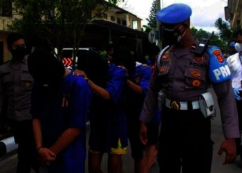 Personel kepolisian Polda Banten, menggiring pelaku kejahatan atau tindak pidana umum ke sel di Mapolda Banten, Jumat (31/12/2021). (ISTIMEWA)