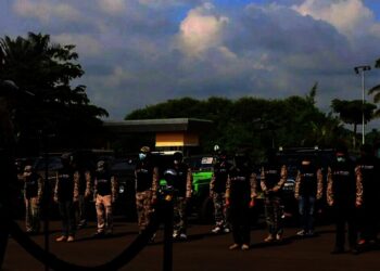 Kapolda Banten Irjen Pol Rudy Heriyanto Adi Nugroho, melepas peserta lomba berburu bakti Bhayangkara Polda Banten dan Perbakin Banten, di lapangan apel Mapolda Banten, Jumat (10/12/2021). (ISTIMEWA)