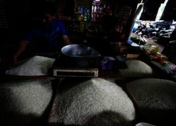 Penjual beras jajakan dagangannya. (ISTIMEWA)
