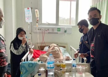 Keluarga besar perguruan BKC, mengunjungk Eef, yang sedang dirawat di RS Banten, (16/1/2022). (ISTIMEWA)
