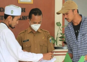 Perwakilan tokoh agama Kecamatan Cigeulis, memberikan surat pernyataan kepada perwakilan Pemkab Pandeglang, di Kantor Bupati setempat, Senin (10/1/2022). (NIPAL SUTIANA/SATELITNEWS.ID)