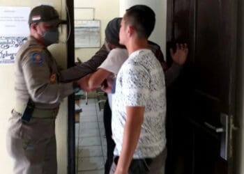 MENEROBOS–Pengunjuk rasa mencoba menerobos masuk ke ruangan Inspektur Inspektorat, namun berhasil dihadang oleh aparat terkait, Kamis (13/1/2022). (NIPAL SUTIANA/SATELITNEWS.ID)