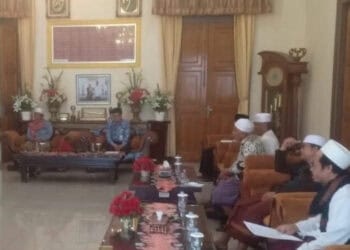 AUDIENSI–Para ulama Kecamatan Cigeulis, sedang beraudiensi dengan Asda III Bidang Adminstrasi Umum Setda Pandeglang, Ramadani dan jajarannya, di Pendopo Bupati Pandeglang, Kamis (13/1/2022). (NIPAL SUTIANA/SATELITNEWS.ID)