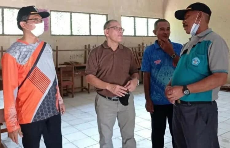 Kepala dan Sekretaris Dindikpora Pandeglang, sedang meninjau kondisi bangunan sekolah yang ada di wilayah Kecamatan Sumur, Sabtu (15/1/2022). (ISTIMEWA)