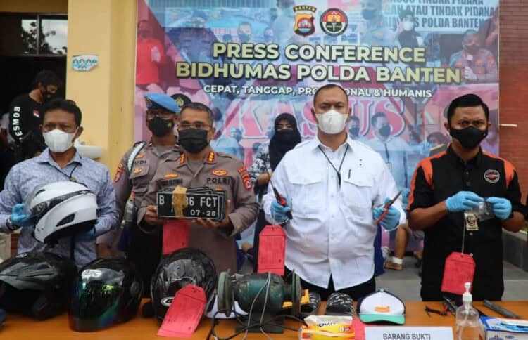Kabid Humas dan Kasubdit III Jatanras Ditreskrimum Polda Banten, gelar Press Conference, di halaman Mapolda Banten, Kamis (6/2/2022). (ISTIMEWA)