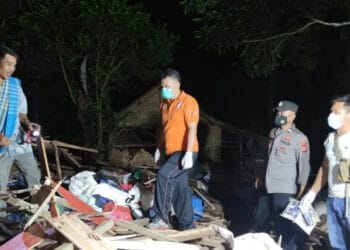 Personel Polsek Cimanggu, Polres Pandeglang Polda Banten, masih melakukan olah TKP atas kasus ledakan di Kampung Cisaat, Desa Tangkil Sari, Kecamatan Cimanggu, Kabupaten Pandeglang, Minggu (9/1/2022) sekira pukul 20.30 WIB lalu. (ISTIMEWA)