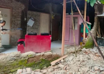 Rumah Tahyudin, yang dihuni oleh 6 jiwa, di Kampung Lembur Kalapa, RT 006 RW 002, Desa Malanggah, Kecamatan Tunjung Teja, Kabupaten Serang, rusak, Jumat (14/1/2022). (ISTIMEWA)