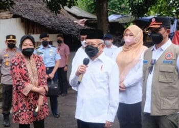 Wapres RI, KH. Ma'ruf Amin didampingi Mensos, Kepala BNPB, Wakil Gubernur Banten, dan Bupati Pandeglang, sedang di wawancarai wartawan, usai menyapa dan menampung aspirasi dari para korban gempa di wilayah Kecamatan Munjul, Kabupaten Pandeglang, Kamis (20/1/2022). (ISTIMEWA)