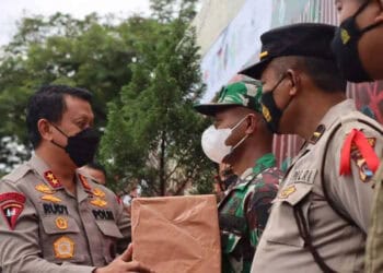 Kapolda Banten Irjen Pol. Dr. Rudy Heriyanto, memberikan bingkisan kepada anggota sebagai bentuk apresiasi selama kegiatan Operasi Lilin Maung 2021, yang merupakan gabungan antara personel Kepolisian, TNI, Satpol PP, Dishub dan aparatur terkait lainnya, Senin (3/1/2022). (ISTIMEWA)