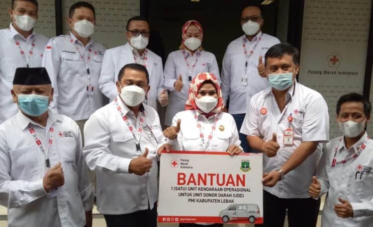 Ketua PMI Banten, Ratu Tatu Chasanah, bersama jajaran pengurus PMI lainnya, secara simbolis menyerahkan bantuan ambulans untuk PMI Kabupaten/Kota, Rabu (26/1/2022). (ISTIMEWA)