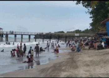 Foto : Lokasi pantai di Anyer, Kabupaten Serang, terlihat ramai wisatawan, Minggu (2/1/2022). (ISTIMEWA)