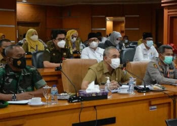 Rakor dengan Gubernur, Bupati Minta Ulama, Relawan dan TNI/Polri Disuntik Booster