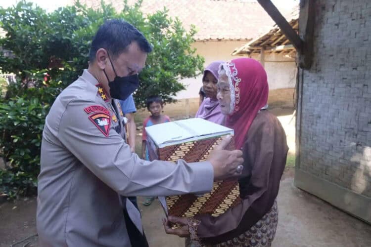 Kapolda Banten berikan bantuan ke korban gempa, di Pandeglang, Jumat (15/1/2022). (ISTIMEWA)