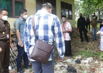 Bupati Pandeglang, Irna Narulita dan jajarannya, tinjau lokasi terdampak gempa magnitudo 6,6, beberapa waktu lalu. (DOKUMEN/SATELITNEWS.ID)