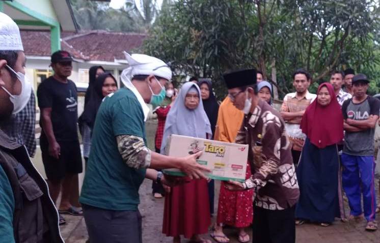 SALURKAN BANTUAN–PMI Pandeglang bersama pihak RSI Asyifa, Sukabumi, salurkan bantuan untuk para korban gempa di Kecamatan Munjul, Kabupaten Pandeglang, beberapa waktu lalu. (ISTIMEWA)