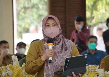 Bupati Pandeglang, Irna Narulita, sedang memaparkan kondisi wilayahnya pasca dilanda gempa bumi, beberapa waktu lalu.
