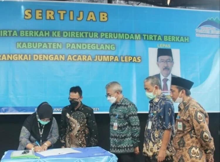 Dirut PERUMDAM Tirta Berkah Pandeglang yang baru, Euis Yuningsih, menandatangani Berita Acara Sertijab, belum lama ini. (ISTIMEWA)
