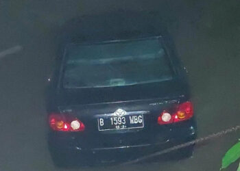 Sedan Terjun ke Kali, Sopir Terjebak di Dalam Mobil