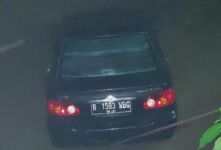 Sedan Terjun ke Kali, Sopir Terjebak di Dalam Mobil