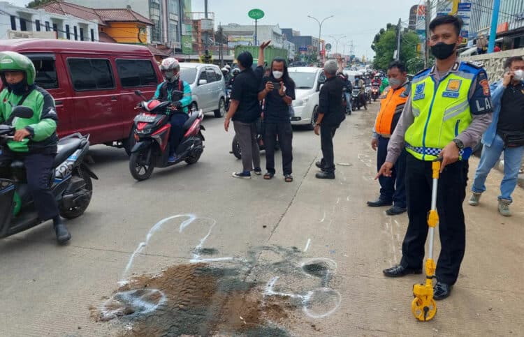 Terlindas Truk di Pamulang, Pemotor Tewas di Hadapan Anaknya