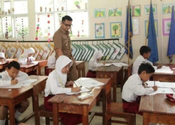 Wabup Pandeglang, Tanto Warsono Arban, kunjungi salah satu SDN di Pandeglang. (ISTIMEWA)
