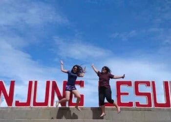 Pengunjung tempat wisata Tanjung Lesung, sedang berfoto sambil melompat bahagia, di Landmark Tanjung Lesung, beberapa waktu lalu. (ISTIMEWA)
