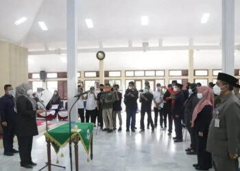 PELANTIKAN–Bupati Pandeglang, Irna Narulita, melantik 23 pejabat esselon IIb dan Direktur Perumdam Tirta Berkah, di Pendopo Bupati setempat, Rabu (5/1/2022). (ISTIMEWA)