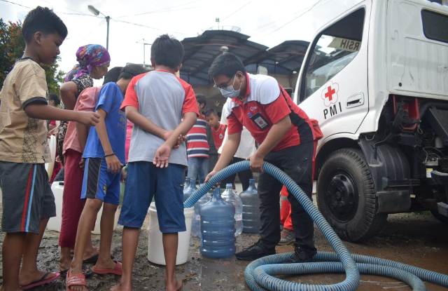 PMI Kota Tangerang Salurkan Bantuan Air Bersih ke Wilayah Terdampak Banjir di Benda