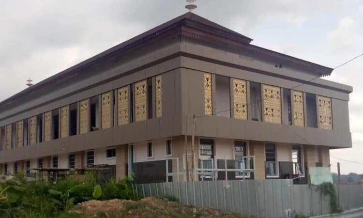 SELESAI DIBANGUN–Gedung kantor Badan Kepegawaian dan Pengembangan Sumber Daya Manusia (BKPSDM) Kabupaten Serang, di Kawasan Pusat Pemerintah Kabupaten (Puspemkab) Serang, selesai dibangun. Gedung baru itu, ditarget terisi pada awal Maret nanti. (SIDIK/SATELITNEWS.ID)