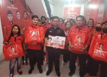 Anggota DPR Marinus Gea Bagi-bagi Beras Puan Maharani di Tangerang Raya