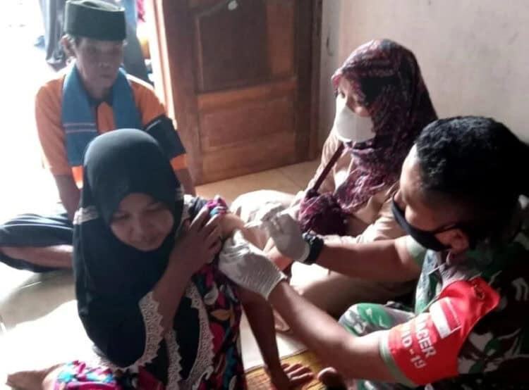 Warga Cinangka, Kabupaten Serang, sedang divaksin oleh tim medis dari TNI, Minggu (23/1/2022). (ISTIMEWA)