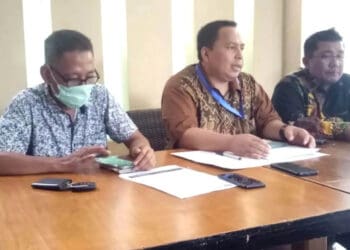 KONFERENSI PERS–Jajaran pengurus KONI Kota Serang, didampingi kuasa hukumnya, menggelar konferensi pers di salah satu rumah makan, di Kota Serang, Kamis (13/1/2022). Mereka menyampaikan gugatan, atas KONI Banten. (SIDIK/SATELITNEWS.ID)