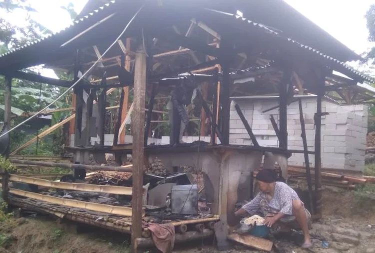 Rumah milik Salatri (42), warga Kampung Cipanon, RT 001 RW 005, Desa Tanjungjaya, Kecamatan Panimbang, Kabupaten Pandeglang, ludes terbakar, sekitar pukul 04.00 WIB, Kamis (20/1/2022). (ISTIMEWA)